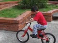 abraham estrenando su primera bicicleta