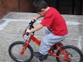abraham estrenando su primera bicicleta