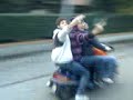 incredibile in sei su un motorino! incredibile in sei su un motorino!