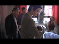 Au bout de la table ,le service en argent