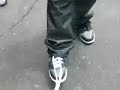 Enlace a ¿Crees que es posible atarse los cordones sin manos?