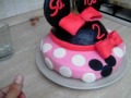 Click here to watch this video tarta de Minnie con fondant