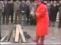 Ouais...il lui manque rien d'autre qu'un nez rouge...rire.wmv