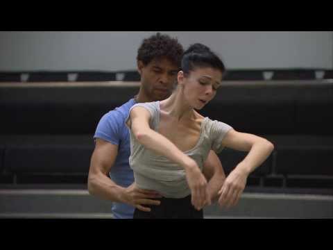 Natalia Osipova, Carlos Acosta and Peter Wright in rehearsals for Giselle （The Royal Ballet）