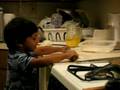 videos de Helping in the kitchen
