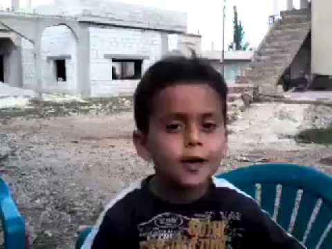طفل يلخص المعاناة والحلم