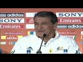 em seu �ltimo jogo na primeira fase da copa, a �frica do sul venceu a fran�a por 2 x 1. as duas sele��es foram eliminadas. o t�cnico franc�s, raymond domenech, n�o deixou de chamar aten��o at� o �ltimo momento, nesta ter�a-feira, 22 de junho de 2010, ap�s a derrota contra a �frica do sul pelo grupo a da copa em bloemfontein, negando-se a apertar a m�o de carlos alberto parreira, t�cnico da equipe anfitri�. ele n�o justificou o motivo da falta de cortesia. parreira comentou que teria sido por uma declara��o -- que o brasileiro, segundo comenta neste v�deo, n�o lembra de ter dito -- de que a fran�a n�o merecia participar da copa devido ao gol de m�o feito pelo jogador henry contra a irlanda durante a repescagem que selecionou as sele��es participantes do torneio. ap�s o apito final do �rbitro colombiano �scar ruiz, o experiente e prestigiado t�cnico dos 