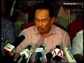Pakatan Rakyat leader Anwar Ibrahim has defended the morality ofinviting Barisan Nasional representatives to form the next federalgovernment.At a press conference in Petaling Jaya today, thetone and atmosphere changed when questions were thrown at him about themorality and ethics of crossovers.At the start of the press conference, Anwar delivered a briefstatement, saying he welcomed the submission of the report of the RoyalCommission on the Lingam video clip to the King yesterday.MoreCamera: Mohd Kamal IshakEditing: Indrani Kopal
