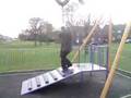videos de My mate james breaking the zip line in a park