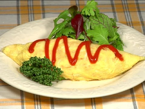 How Omurice (rice with chicken wrapped in egg)