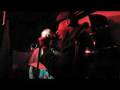 videos de Black Earl leads his church in song.