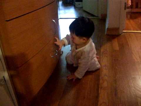 Baby crawling adventure 爬爬爬~東摸摸西摸摸....AVI