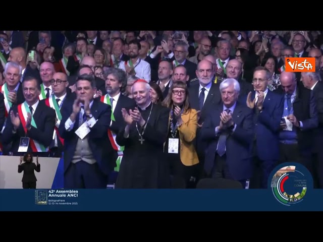 Standing ovation dell'Assemblea Anci per Mattarella sul palco a Bologna