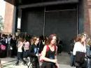 Mensen bij die hekken wachten op TH @ TMF Mensen bij die hekken wachten op TH @ TMF