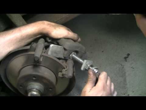 VW Passat Replacing rear brake pads