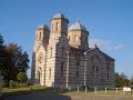 безмензурна народна песен / легендаСНОЩИ са Турци дойдели,три Турци, трима загърци,в голямо село Ряхово,Ряхово и под Ряхово,те за Илийча питали,Илийча, селски чорбаджи,питали и са найдели ;те на Илийча думали :« Илийчо, селски чорбаджи,знаеш ли нейди рубиня,рубиня да са продава,рубиня да са залага ? »Илийчо дума три Турци,три Турци, трима загърци :« Ази си имам робиня,робиня да се продава,робиня да се залага,ала и скъпа цената —две крини бели бешлици,три крини жълти жълтици. »Пустите Турци загърцимного са били проклети —колкот' поиска Илийчо,толкова Турци дадоха.Илийчо нищо не рече,ниско земята погледна,от кафенето излезе.Илийчовите другари,те се Илийчу присмяха :« Ишалла, Илийчо, машаллащо си булката продаде,булката, бяла Петранка !Нали бе булка работна,работна още имотна. »Че стана Илийчо, че стана,право у тях си отиде,къде кат ходи, все плачи,от Петранка се потуляда го не види Петранка,да го не чуе Петранка.Че го Петранка видялаи на Илийча продума :« Илийчо, селски чорбаджи,Илийчо, мой стопанино,що по двор ходиш и плачеши сълзи рониш до земя —дали нямаме да ядеми на другите да дадем ? »Илийчо дума Петранки :« Да знаеш, ала не знаеш :аз те, Петранке, продадохна трима Турци загърци.Да раниш рано зарана,огъня да си накладеш,окачи медник на огън,децата да си окъпеш,децата, две близначета. »Петранка нищо не рече,рано заранта ранила,че си огъня наклала,наклала, вода стоплила,че си децата окъпа,децата, две близначета,окъпа и ги накърми,жална им песен запея :« Нани ми, нани, два сина,два сина, дор два близнака,туй ще ви й, мама, къпане,къпане и повиване,кърмене и приспиване.Растете и порастете,добри юнаци станете,вярна дружина сберетеот седемдесет юнака,хранени коне купете,горе в Балкана идете,питайте и разпитвайтеде има стара робиня,робиня да се е продала,продала и заложилана трима Турци загърци. »Петранкините близнацирастнали и порастнали,добри юнаци станали,врани си коне купили,тръгнали вредом в селатадано майка си намерят.Вървели що са вървели,минали гора зелена,настали поле широко,сред поле — дърво високо,под дърво — студен кладенец.Седнали да си починат,студена вода да пият,по малко хлебец да хапнат.Отдолу иде кадъна,кадъна, баба ханъма,със бели менци на рамо ;ханъма дума момчета :« Добър ден, добри юнаци,откъде, баба, идете,идете, де отивате ? »Юнаци баба думаха :« Кадъно, бабо ханъмо,ние сме, бабо, тръгналистара робиня да търсим,нашата мила майчица. »Баба юнаци думаше :« Ази съм стара робиня ! »Че си менците свалилаи си фередже хвърлилаи при юнаци отишлаи на юнаци думала :« Юнаци, мили мамини,ази съм вашта майчица ! »