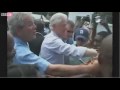 Bush se limpia la mano en la camisa de Clinton después de darle la mano a un haitiano