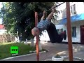 Este hombre 70 años se llama 'Tío Yura', vive en Ucrania en la ciudad de Merefa, región de Kharkiv. A su edad tiene una apariencia y un organismo saludable, tanto que podría seguir girando en la barra por 6 o 7 segundos más, hacer un 'salto de ángel', o 'el cocodrilo' durante 5 segundos. El autor de este video quedó impactado con sus habilidades y cree que las personas tienen que tomar el ejemplo del Tío Yura para vivir sanamente. 