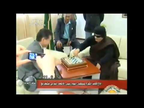 القذافي يلعب الشطرنج رغم القصف الكثيف على طرابلس‏