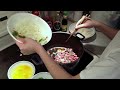 Un proyecto que hice para mi clase de español. Tenía que crear un video que parece como un programa en la tele que enseña como preparar/cocinar algo. ENGLISH TRANSLATION (WELL ALMOST): A project that I made for my Spanish class. I had to create a video that was like a cooking show that taught/explained how to cook something. By the way, for those of you criticizing this video, keep in mind that this is my channel and I do what I want (honey badger don't care). I don't create random videos for the fun of it, there's always a reason to why I release videos that I do and this was for a backup in case my flash drive failed to work at school. Also, I figured that this is helping at least someone out there so just like most of you guys watch me to learn pen spinning, I'm sure someone out there will appreciate that I've created this video.
