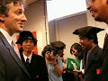Sehabis acara wisuda, Handy ngobrol2...