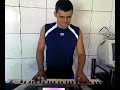 eu tocando teclado