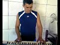 eu tocando teclado