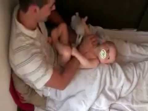 Massage de b�b� - le thorax.