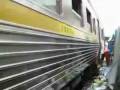 videos de Train Drives Through A Bangkok Market