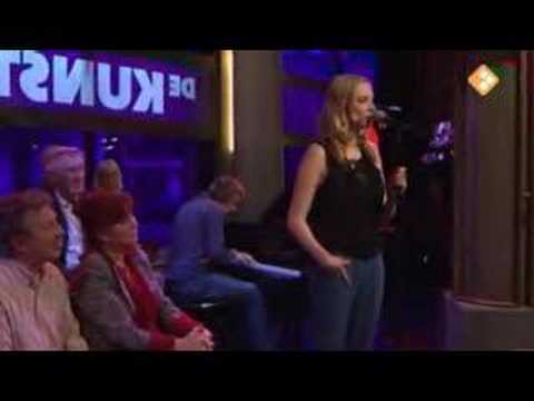 babylon1987 - Jelka van Houten zingt Bambi op het ijs in het programma de Kunst van de NPS. Dit is een liedje van de theatervoorstelling Verplichte Figuren.