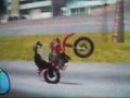 empinando moto no gta