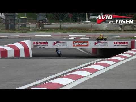 mpeg 4 hd - Motos M5 Cross Anderson Radiocommandées se tirant la bourre sur le circuit de Rognac.