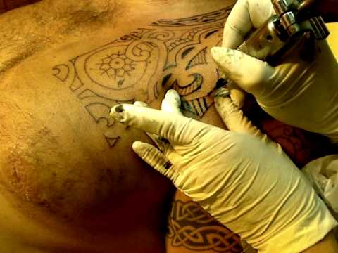 tatouage tortue maori. ANNY is decorating Michaels chest with an beautiful Maori Tattoo designed by ANNY Our friend Michael was very relaxed.Like he is always.