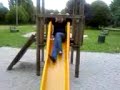 Elo fait du toboggan