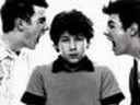 i luv the jonas brothers! awesome pics!