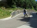 Derapata di potenza su asfalto con maxi piega grattando lo scarico e impennata in 3a in cambio marcia.
