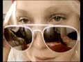 micky green se filme chez elle avec un bandeau paris sur la t�te !