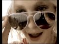 micky green se filme chez elle avec un bandeau paris sur la t�te !