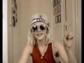 micky green se filme chez elle avec un bandeau paris sur la t�te !