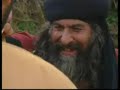 يروي الفيلمالأحداث التي جرت بعد إستشهاد الإمام الحسين بن علي بن ابي طالب ( ع ) في واقعة كربلاء يوم العاشر من محرم لعام 61 هجري.حيث أخذت اخته السيدة زينب (ع) وابنه الإمام زين العابدين (ع) مع النساء والأطفال من آل بيت النبي (ص) الذين لم يقتلوا في المعركة وسير بهم في موكب من الأحزان والآلام والسبي الى قصر ابن زياد في الكوفة ومنها الى قصر يزيد في الشام في رحلة ذاقوا خلالها صنوف التعذيب والإهانة.وفي هذا الموكب واجهت العقيلة زينب مصيرها وحكمتها طواغيت الحكام والفسق والفجور.واثبتت بصلابتها ان شهادة الإمام الحسين (ع) كانت بحق في سبيل الإصلاح في امة جده رسول الله الأعظم (ص) لتكون بحق المرأة التي حولت موكب السبي الى موكب الإباء وما يعرضه الفيلم هو جملة من الحقائق والوقائع المؤثرة.وقد أجازته نخبة من العلماء والمؤسسات الدينية الإسلامية في كل من لبنان وسوريا ومصر وإيران