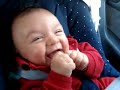 Heitor rindo no carro