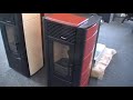 Automatická peletová kamna Moretti DORIA kachle. Výkon 2,8 - 8,5 kW. Provedení bočnice kachle majolika. Barva pergamena nebo bordó. Účinnost 85%. Spotřeba pelet 0,5-1,8 kg/h. Zásobník paliva 15 kg. Odkouření pr. 80 mm zadní. Sání vzduchu pr. 40 mm. Napájení 230 V/50 Hz/110 W. Dálkové ovládání. Týdenní programování. Rozměry (vxšxh): 1040x510x470 mm. Hmotnost 130 kg.