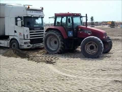 camion scania - Questo camion Scania è rimasto insabbiato dopo essere stato scaricato. Due trattori del servizio spiaggia arrivano in aiuto.