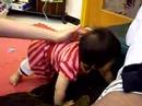 玥兒食蕉蕉+坐唔定