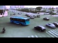 Criança atravessa rua movimentada com velocípede