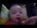 Arthur comendo seu 1� Bife