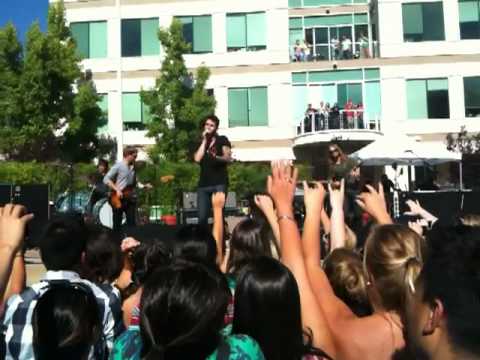 0 Maroon 5 tocando en Cupertino