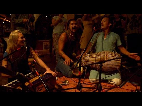 how to perform bhakti yoga