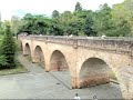 Kolumbien/Colombia 2008, PopayanPopayán ist die Hauptstadt des kolumbianischen Departamento de Cauca. Die Stadt hat 219.532 Einwohner (2005) und befindet sich im Pubenza-Tal (span. Valle de Pubenza), das im Südwesten Kolumbiens zwischen der westlichen und der Zentralkordillere liegt. Aufgrund ihrer Lage in 1.738 m Höhe in der Nähe des Äquators ist das Klima das Jahr über stabil bei Tagesdurchschnittstemperaturen um 19 °C. Da viele öffentliche und private Bauten traditionell weiß angestrichen sind, wird Popayán auch die weiße Stadt (span. La Ciudad Blanca) genannt.Popayán wurde am 13. Januar 1537 von Sebastián de Belalcázar gegründet, der von Quito aus auf dem Weg nach Norden war, um die legendären Goldschätze von Eldorado zu finden. Der Name Popayán soll sich vom Namen des Häuptlings Payán herleiten, dem Oberhaupt der Ureinwohner, die vor der Ankunft der Spanier die Region bewohnten.Unter den Städten Kolumbiens ist Popayán diejenige, in der die meisten späteren kolumbianischen Präsidenten geboren wurden.1983 erlitt Popayán durch ein Erdbeben bedeutende Zerstörungen.Eine der Hauptsehenswürdigkeiten Popayáns ist seine koloniale Architektur. Insbesondere die Altstadt mit ihren weißen Kolonialbauten und Straßenlaternen haben einen besonderen Reiz.Die Passionsprozessionen der Karwoche, in denen Figuren und Standbilder aus den Kirchen durch die Stadt getragen werden, sind ebenso von Bedeutung wie die Karnevalsfeiern am 5. und 6. Januar. Bei letzteren bewerfen sich die Einwohner in den Straßen mit Tüten voller Mehl und Pech/Schuhwichse, um die Vielfältigkeit der Hautfarben in Popayán und Kolumbien zu feiern.