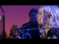 Oskar Lindberg composed the melody in 1936, based on a traditional Swedish tune, and the words Sofia sings here are by Åke Arenhill. Sofia Karlsson with the house band Augustifamiljen (Stefan Sporsén on trumpet) in the Swedish quiz show 